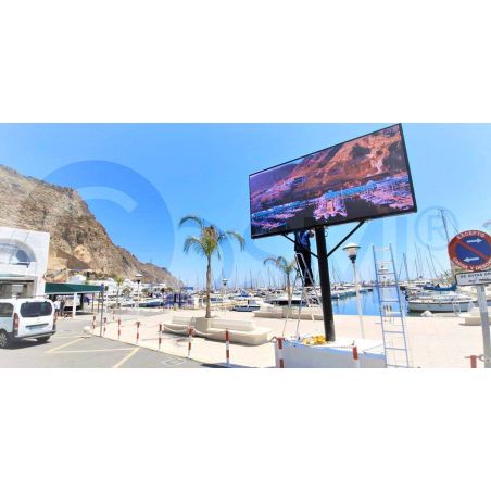 Cartellone Digitale LED P5 XL su Palo | COSMI Urban 2986×2041