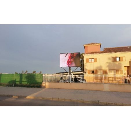 COSMI digital LED P5 XL sobre poste | e urbano 2986×2041
